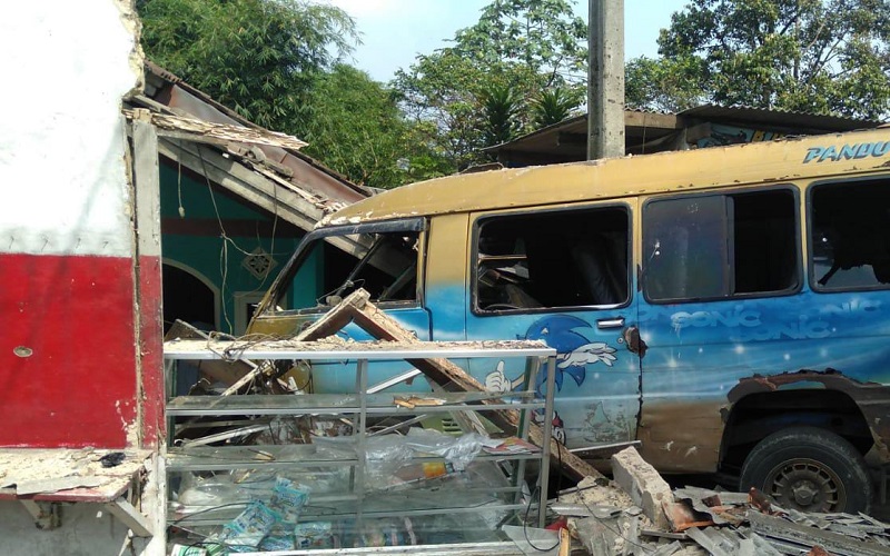 Colt Bogoran Tabrak Warung di Cicurug Sukabumi, 3 Penumpang Luka-luka
