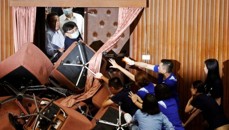 Duh, Anggota Parlemen Taiwan Baku Hantam saat Perdana Menteri Hendak Pidato soal Covid