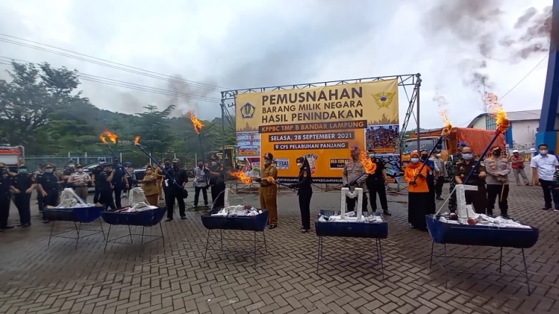 Musnahkan Barang Bukti,  Bea Cukai Bandarlampung Bakar 29 Juta Batang Rokok Ilegal 