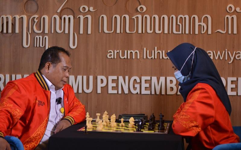 Rektor Unnes Adu Cerdik dengan Atlet Catur Woman Fide Master Zahra Chumaira, Ini Hasilnya