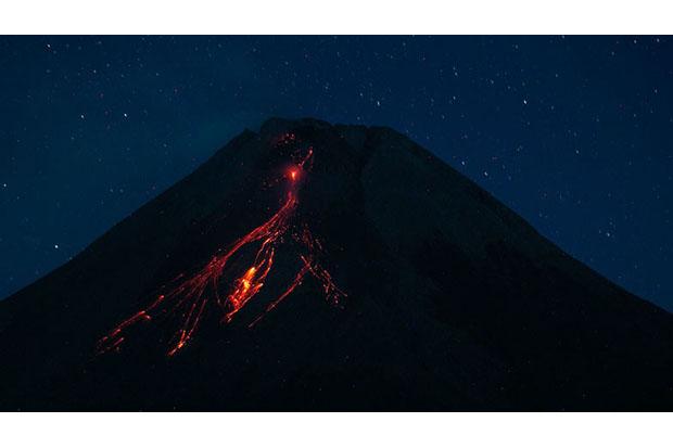 Gunung Merapi Luncurkan 10 Kali Guguran Lava Pijar Sejauh 1.700 Meter