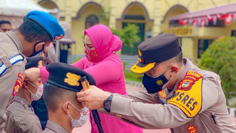 Pimpin Upacara Tradisi Bhayangkara Baru, Kapolres Enrekang: Jadilah Polisi yang Mengayomi Masyarakat