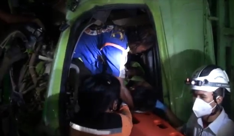 Truk Semen Tabrak 2 Mobil dan Pohon di Mojokerto, Sopir Kritis karena Terjepit  