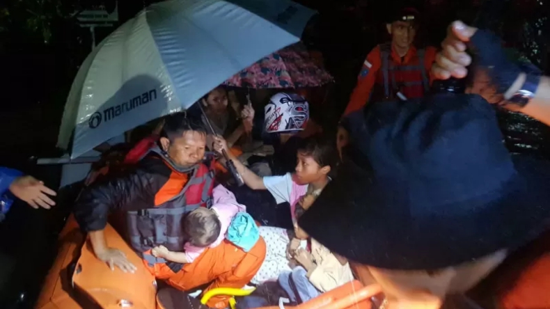 Ratusan Warga Terdampak Banjir di Padang Dievakuasi Petugas BPBD
