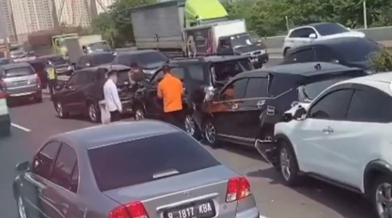Kecelakaan Beruntun di Tol Ancol Barat KM 19+600 Arah Pluit, Lima Mobil Rusak