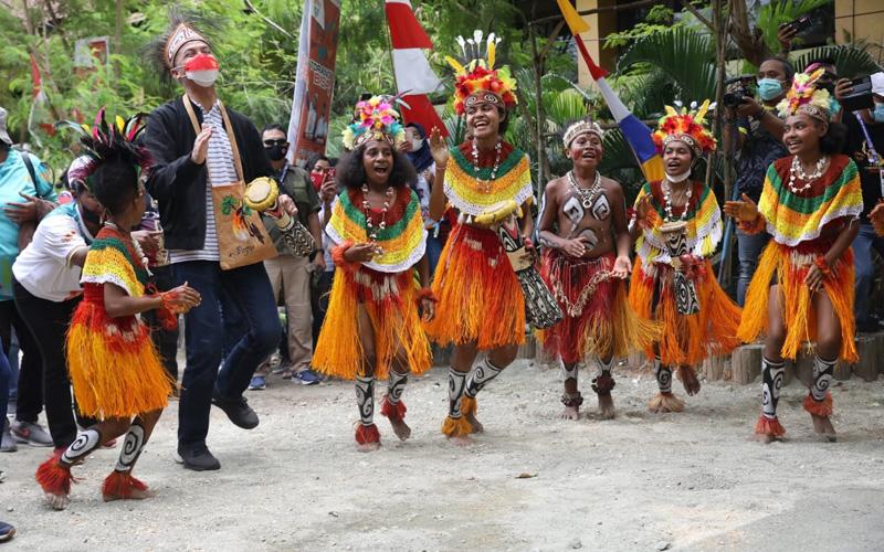 Ajak Ganjar Nari Burure, Bocah Papua Ini Terharu Dapat Hadiah Sepeda