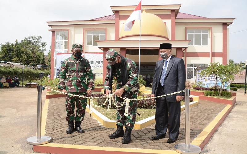 Pangdam Siliwangi Resmikan Auditorium Ponpes Assalam Sukabumi dan Gelar Vaksinasi