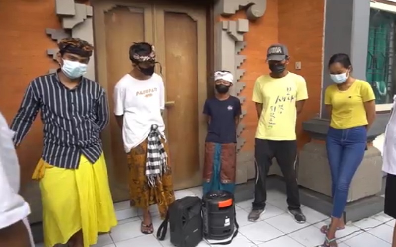 Dijemput Orang Tua, Pengamen Berbaju Adat Bali Akhirnya Dipulangkan