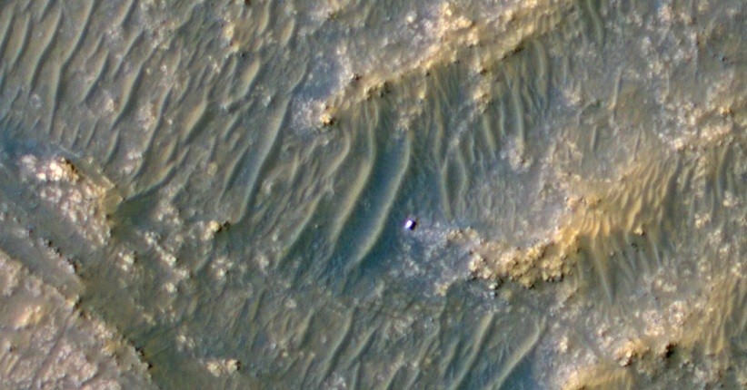 Pesawat Luar Angkasa NASA Abadikan Rover Mars Mirip Titik Mengkilap