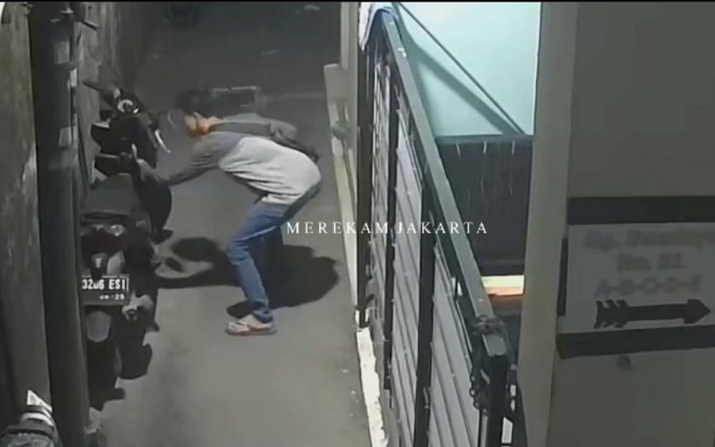 Aksi Maling Motor Penghuni Kos di Duren Tiga Jaksel Terekam CCTV