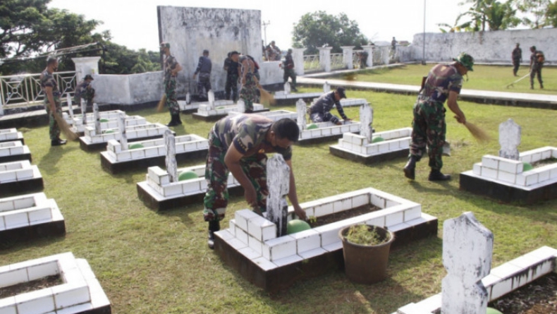 Sambut HUT ke-76 TNI, Korem 152 Baabullah Bersihkan Makam Pahlawan Banau