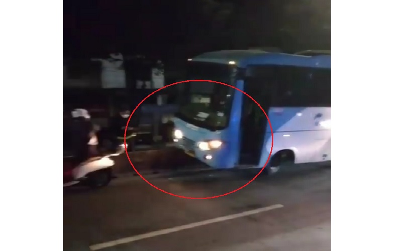 Bus Transjakarta Tabrak Pembatas Jalan di Ragunan Jaksel