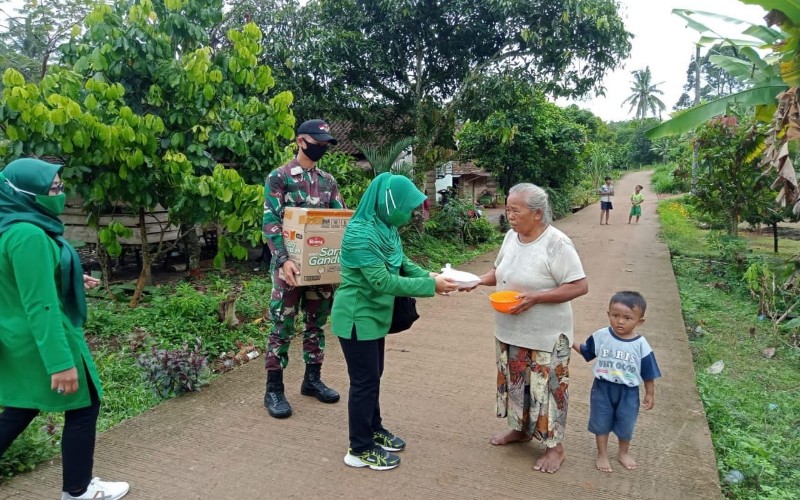 Bakti Sosial, Satgas TMMD Bersama Persit Bagi-Bagi Nasi Kotak 