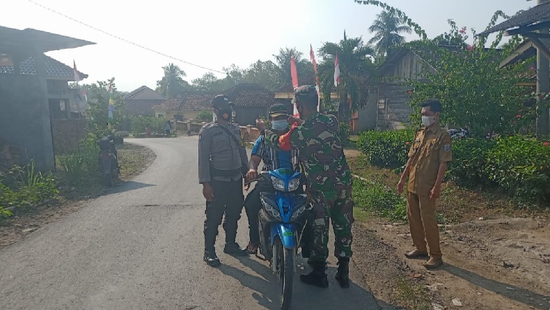Babinsa di Way Kanan Lampung Bagikan Masker di Kampung Donomulyo 
