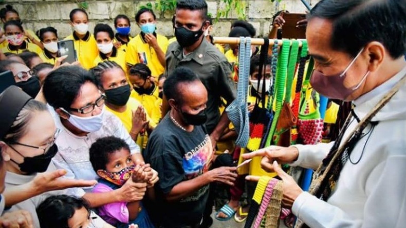 Viral Video Jokowi Sapa Warga di Papua, Netizen Sindir Natalius Pigai