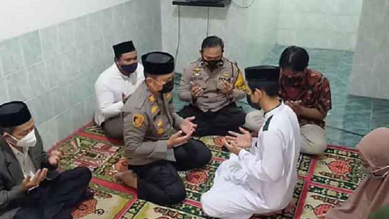 Tahanan di Polsek Ujung Pandang Menikahi Kekasihnya di Musala Kantor Polisi