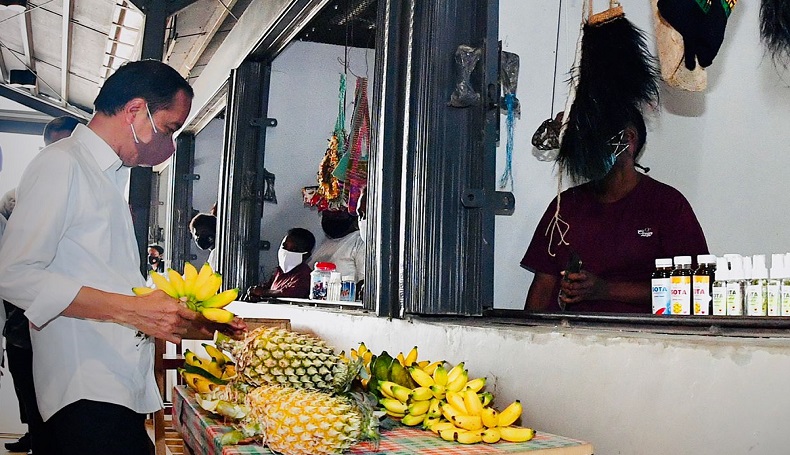 Ditanya Jokowi Uang Kembalian Pisang, Pedagang Pasar Sota Merauke Jawab Terima Kasih