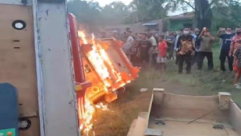 Viral, Warga Bakar Mesin Judi di Pantai Labu Deliserdang