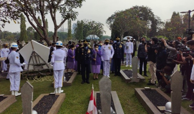 Panglima TNI Ziarah ke TMP Kalibata Didampingi KSAL, KSAU, Wakil KSAD