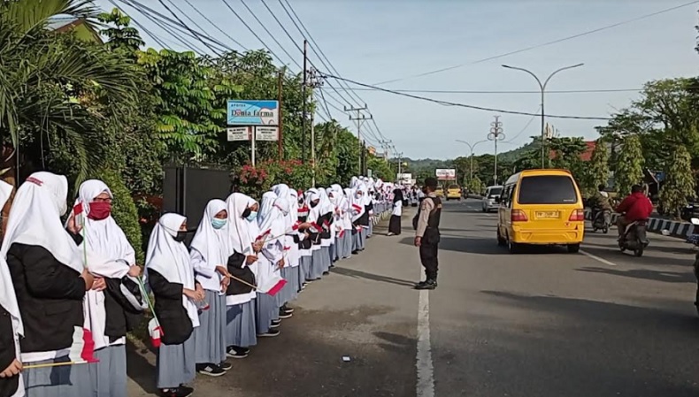 Ingin Sapa Presiden Jokowi, Pelajar dan Warga Kota Sorong Sejak Pagi Berdiri di Tepi Jalan