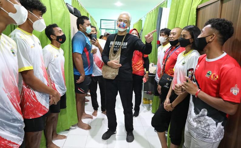 Kunjungi Wisma Atlet Jateng di Mimika, Ganjar Kaget Nemu Sambal Petai