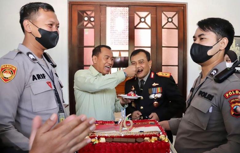  HUT ke-76 TNI, Ini Momen Mesra Pangdam IV/Diponegoro Suapi Kue Kapolda Jateng 