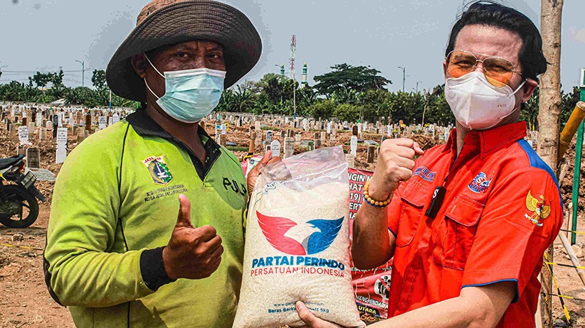 Dapat Bantuan, Penggali Kubur TPU Rorotan Berharap Perindo Terus Peduli Masyarakat Bawah