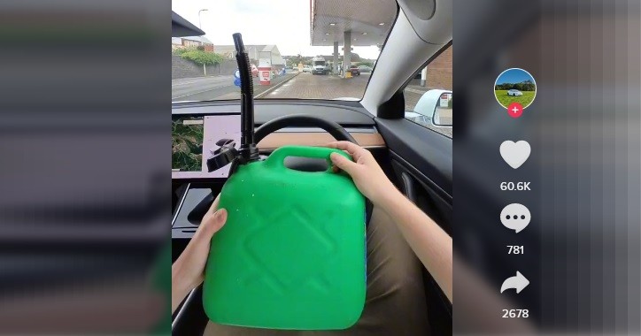 Viral Pemilik Mobil Listrik Tesla Ejek Pengendara Lain Antre di SPBU akibat BBM Langka