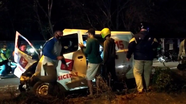 Mobil Ekspedisi Kecelakaan di Jalan Juanda Depok, Sopir Kritis Terjepit Kendaraan