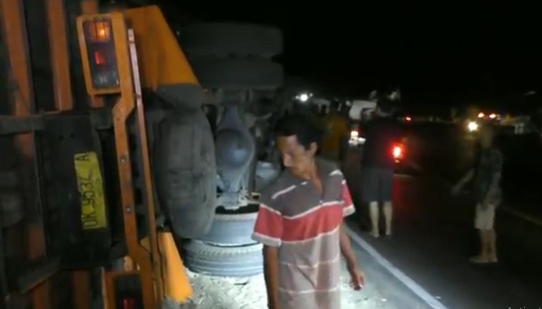 Truk Terguling di Baluran Situbondo Diduga Rem Blong, Sopir Tewas Terjepit 