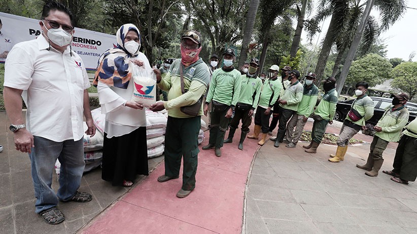 HUT ke-7, Perindo Bagikan Sembako kepada Penggali Makam di TPU Pondok Ranggon