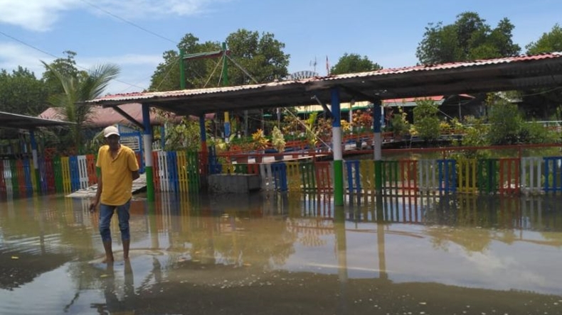 Jalanan di Langsa Diterjang Banjir Rob, Kendaraan Tak Bisa Lewat