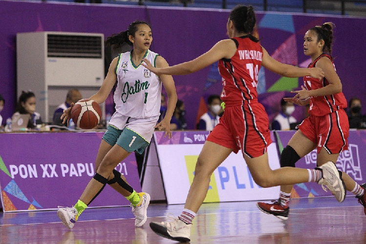 Ini Cara Menangkap Bola pada Permainan Bola Basket yang Wajib Dikuasai Pemula