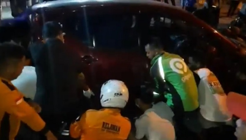 Aksi Nekat Tidur di Tengah Jalan, Pria Ini Tewas Terlindas Mobil