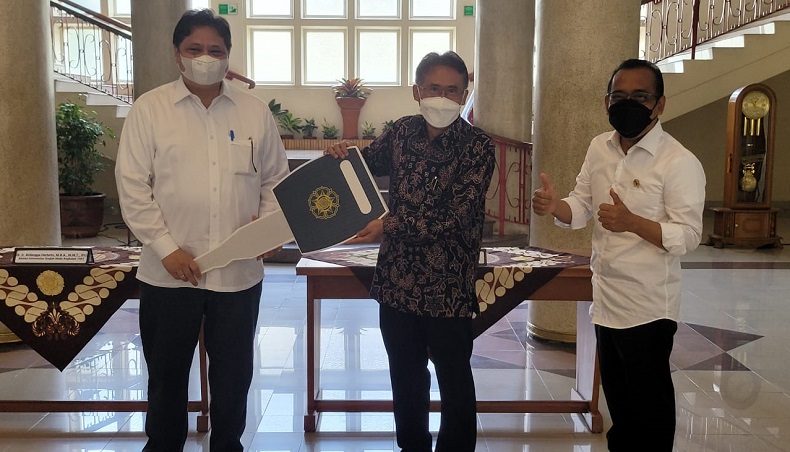 Nostalgia ke Kampus Bulaksumur, Airlangga Hartarto Serahkan Bantuan Bus Listrik dan Diesel ke UGM