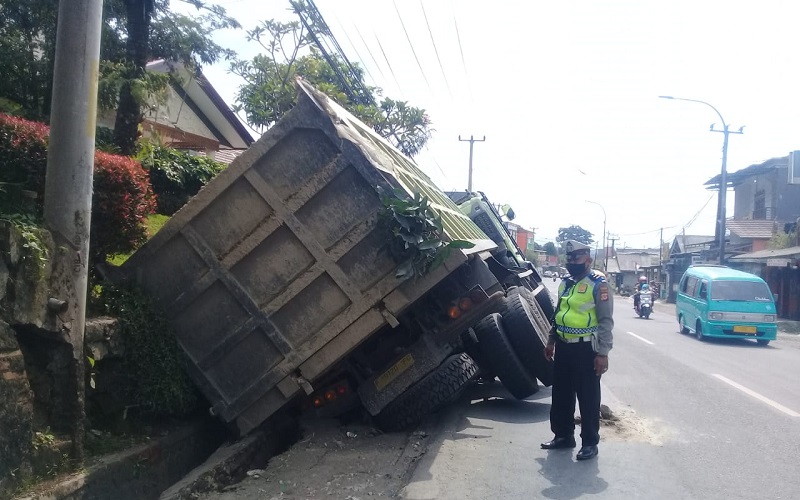 Jalan Sukabumi-Bogor Macet 11 Km, Polisi: Penyebabnya Bukan Dump Truk Terperosok