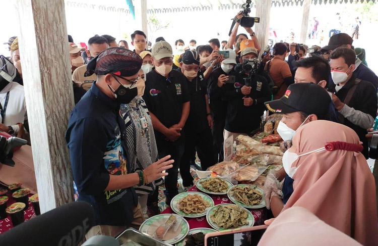 Dagangan Diborong Sandiaga Uno, Pelaku Wisata Di Sleman Menangis Haru
