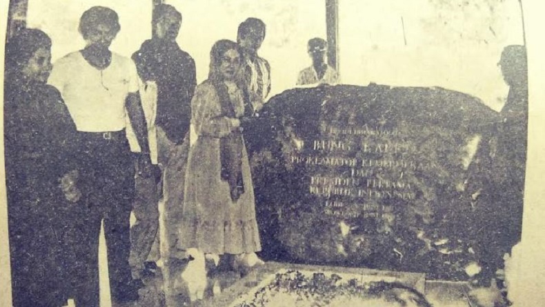 Kisah Kemunculan Cahaya Terang Melesat dari Makam Bung Karno Menuju Candi Penataran