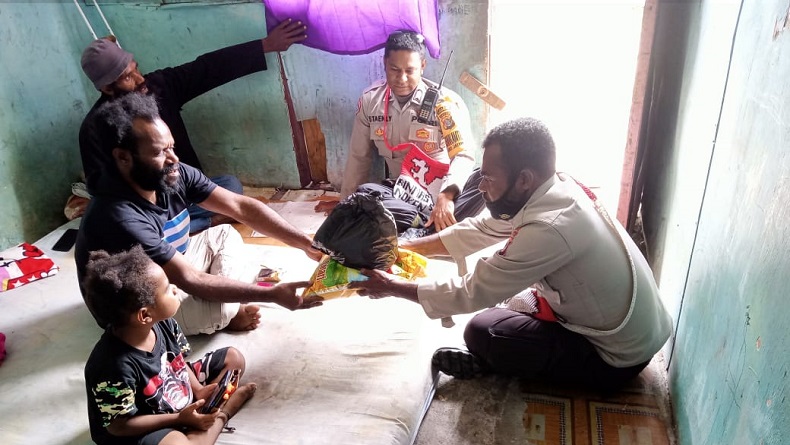 Bawa Sembako, Personel Polres Jayawijaya Sambangi Rumah Komandan KKB