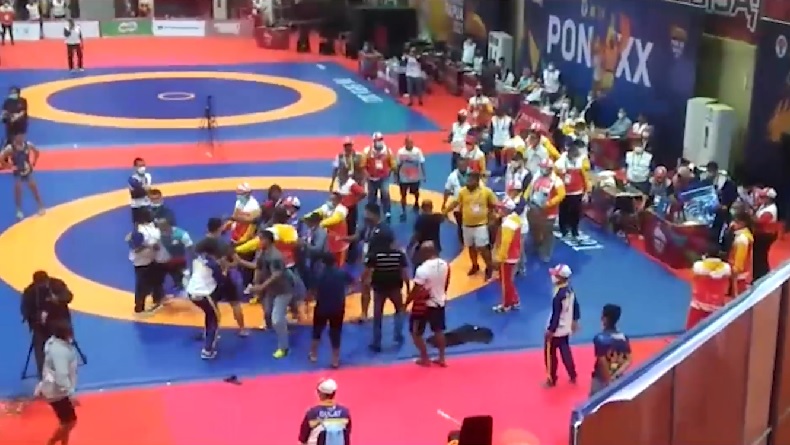 Detik-Detik Tim Gulat Papua Turun ke Arena Serang Dewan Juri