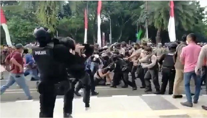 Kronologi Polisi Banting dan Injak Mahasiswa di Tangerang