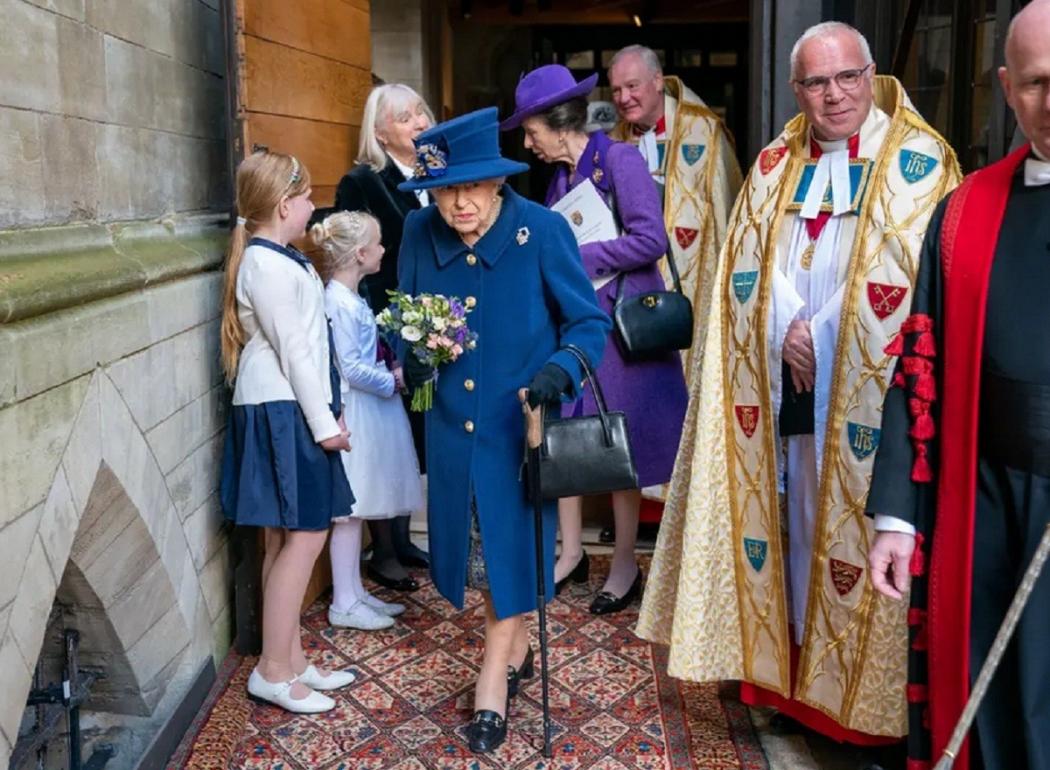 Bukan Uang atau Emas, Ternyata Ini Isi Tas Ratu Elizabeth: Ada Jimat?
