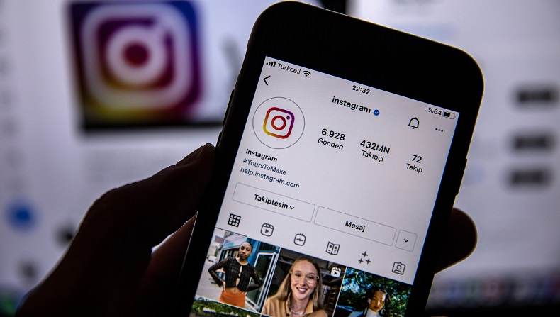 Waduh, Ibu Muda Ini Terekam Live Instagram saat Mandi 