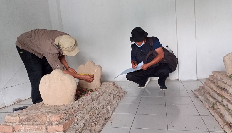 Petugas BALAR Jabar Sisir Makam Tua di Majalengka, Ada Apa?