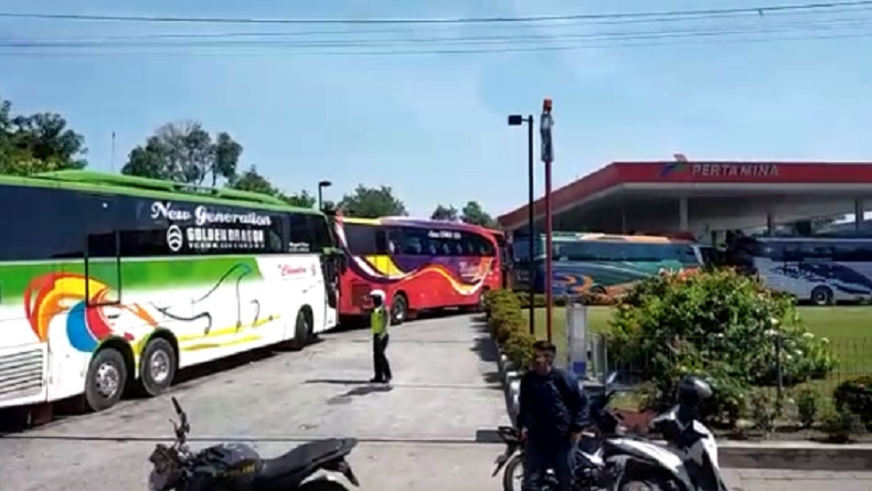 BBM Langka, Antrean Kendaraan Mengular di SPBU Kota Medan