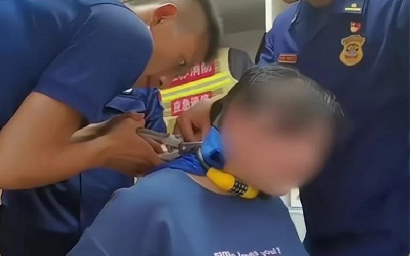 Leher Ibu Muda Ini Dipasang Kunci Sepeda oleh Anak, Datang ke Kantor Polisi Minta Dibuka