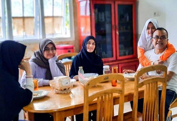   Mahfud MD Terharu Melihat Foto Saiful Mahdi Sarapan dengan Istri dan Anak