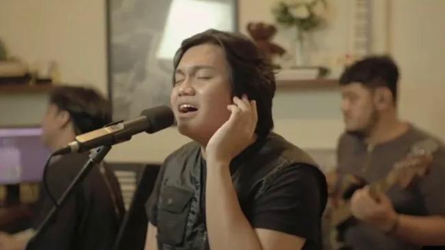 Chord Gitar dan Lirik Lagu Blue Jeans, Maknanya Begitu Dalam