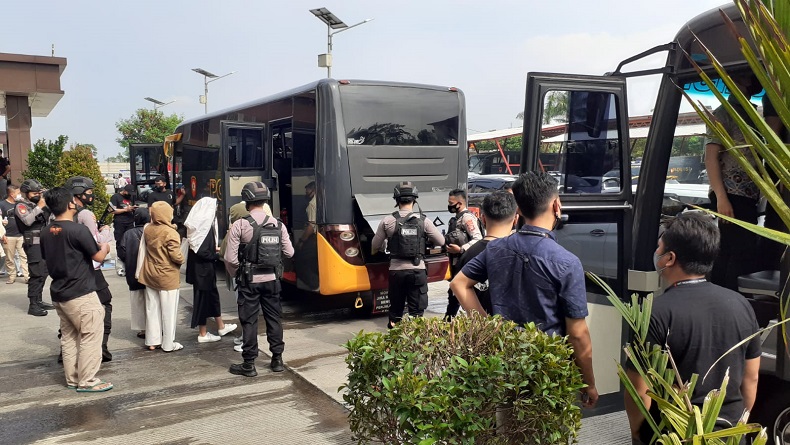  Dikawal Brimob, 79 Pegawai Pinjol Ilegal Dipulangkan dengan Bus dan Truk