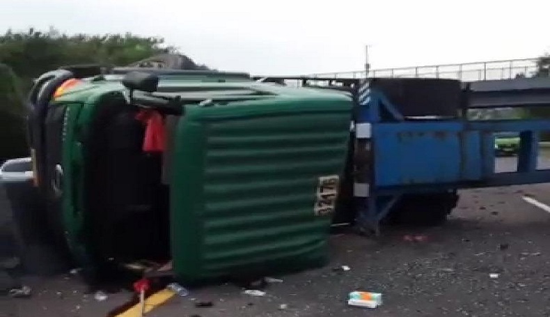 Kronologi Truk Kontainer Timpa Hyundai di Tol Cipularang Purwakarta